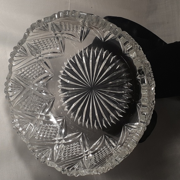 Heavy, large clear pressed glass bowl. Cut glass look. Sunburst. 9"dia. x 3"high - Picture 1 of 3
